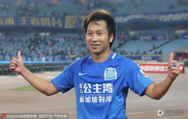 美女露出尿口让男生捅