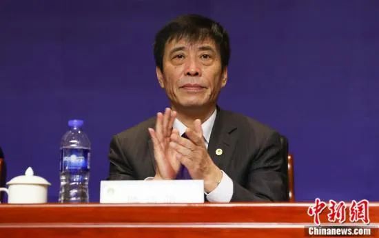 抓住我朋友的母亲和妻子